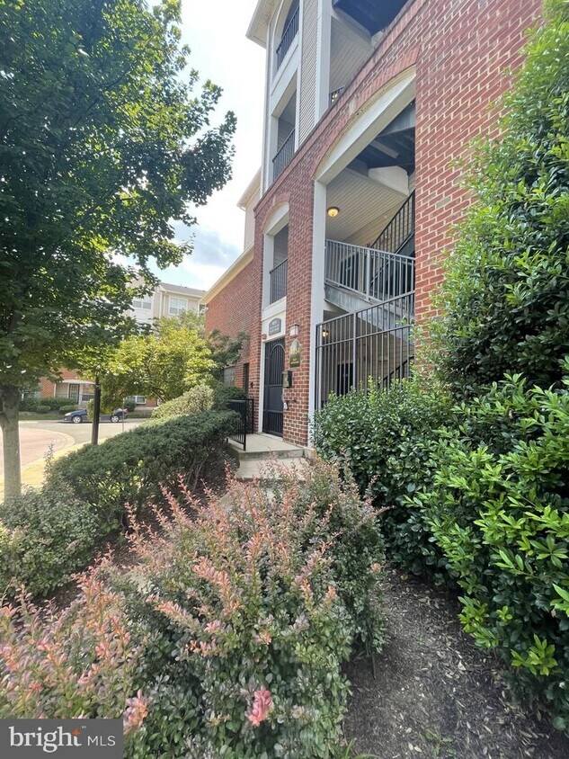 Primary Photo - 4854 Eisenhower Ave
