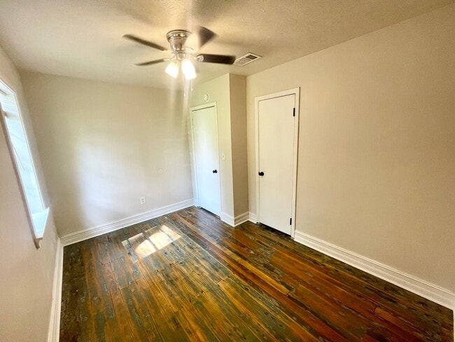 Building Photo - NEWLY RENOVATED! 2 Bed, 1 Bath House for Rent in Brandon!
