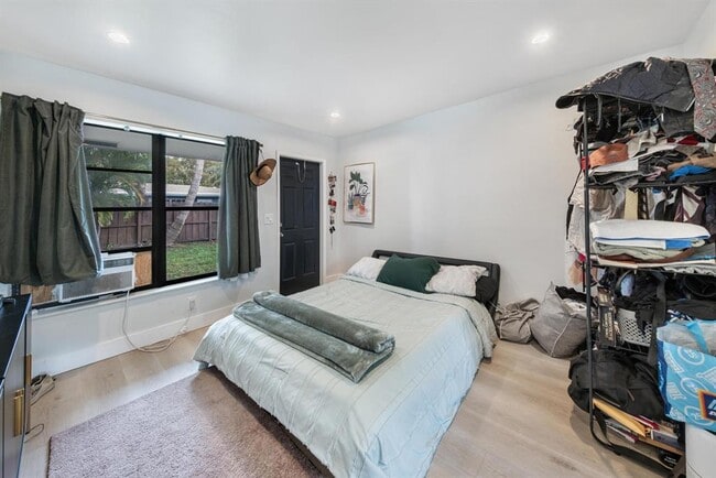 Foto del edificio - 901 NE 40th St