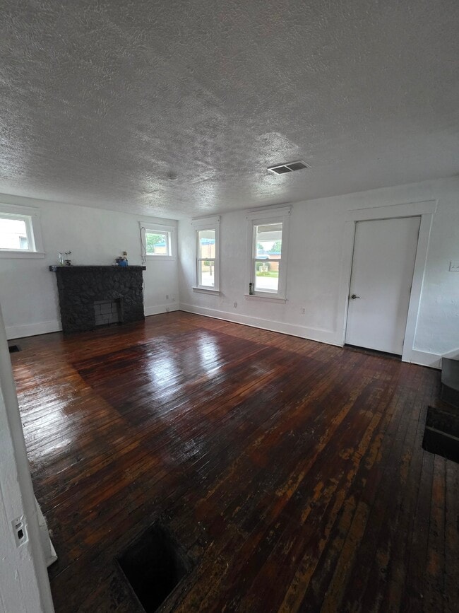 Building Photo - 2326 N Ridge Rd