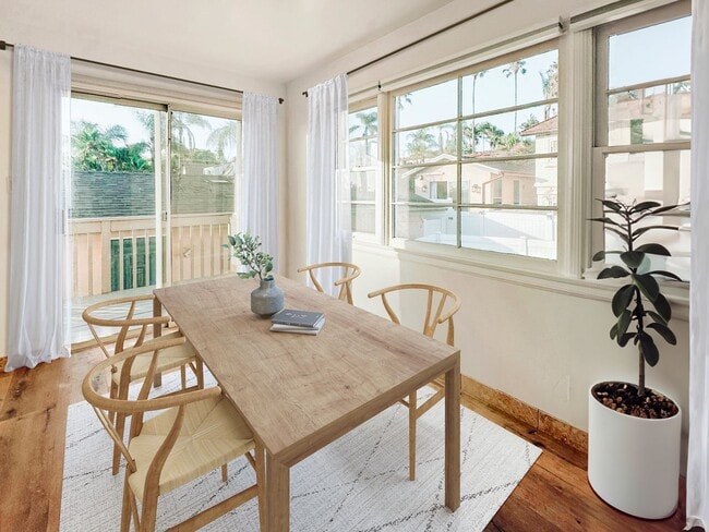 Building Photo - Gorgeous, 2/1 with large yard! Beach Living west of the 5 fwy in Encinitas