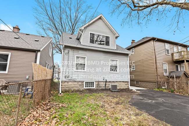 Building Photo - Completely Updated 1 Bedroom Upper Flat