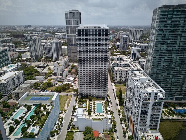 Foto del edificio - 600 NE 27th St
