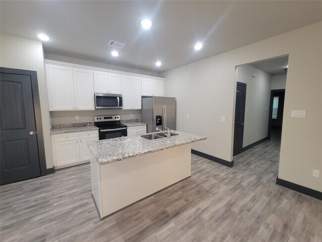 Foto del edificio - 8221 Charlesmont St