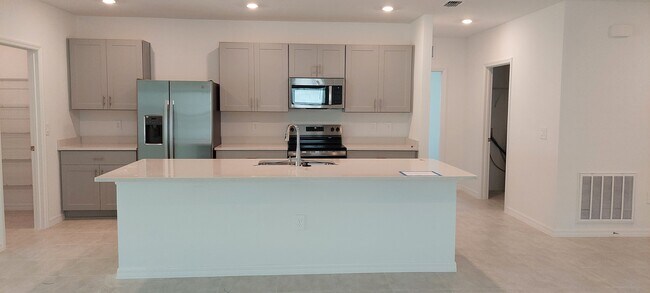 Foto del edificio - 13490 Tropical Breeze Way