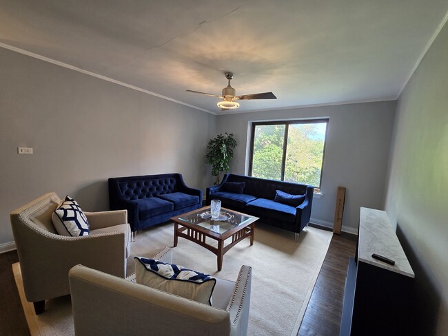 Foto del edificio - 1220 W Chase Ave