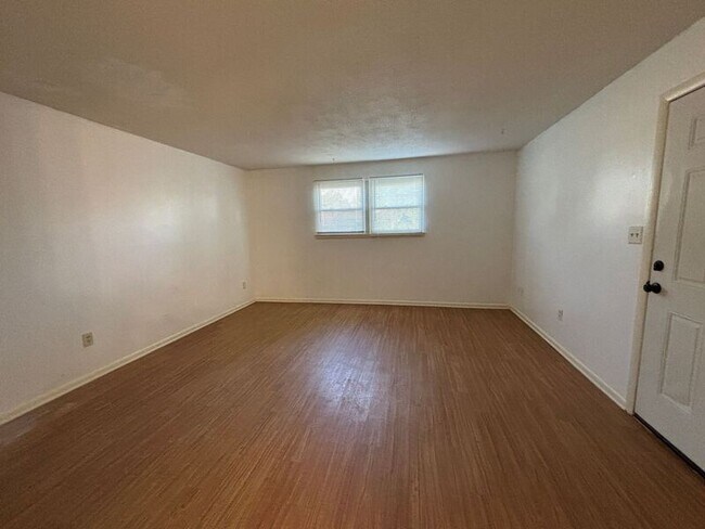 Foto del edificio - 529 Brown Cir Dr
