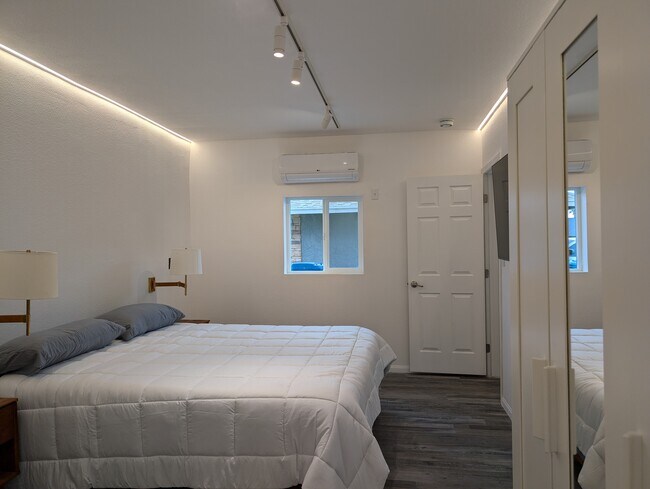 Foto del edificio - 6389 La Palma Pky