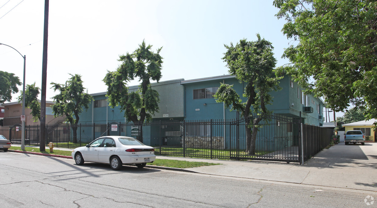 Building Photo - Delano Court Apartments