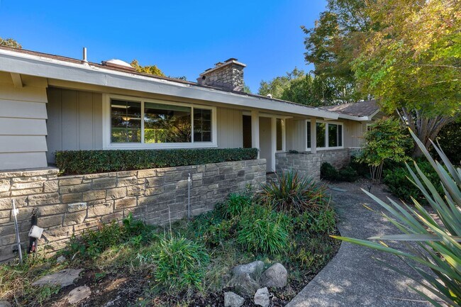 Foto del edificio - 4 bed/ 3 bath Single-Family Home in Silver...