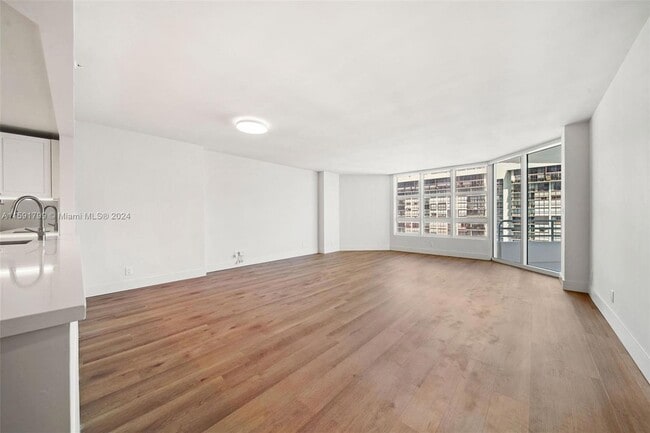 Foto del edificio - 555 NE 34th St