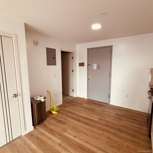 Foto del edificio - 70-40 45th Ave