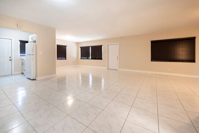 Foto del edificio - Large home with spacious patio and washer ...