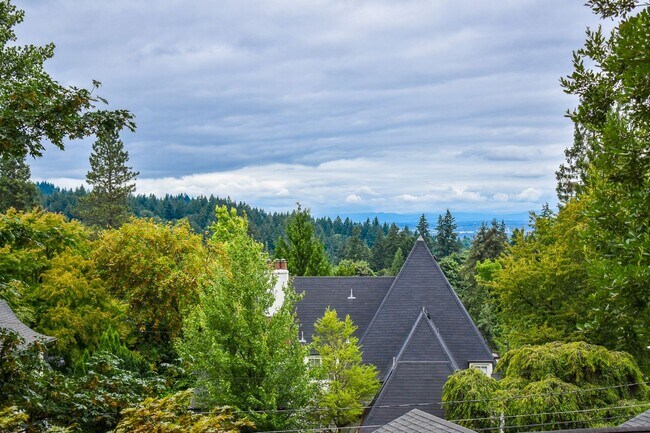 Building Photo - Three bedroom and Two Bathroom home in Portland Heights! Gourmet Kitchen and incredible natural L...