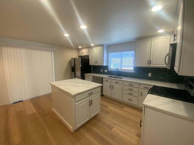 Building Photo - Beautiful Remodeled 3 bedroom in Tacoma WA...