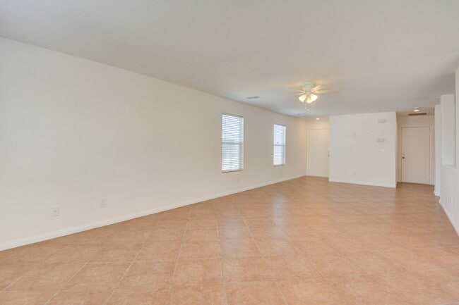 Building Photo - Fabulous 3 bed/2.5 bath two-story home in ...