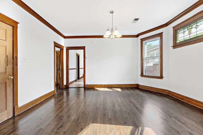 Building Photo - 4832 W Cornelia Ave