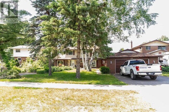 Building Photo - 570 Phillip St E