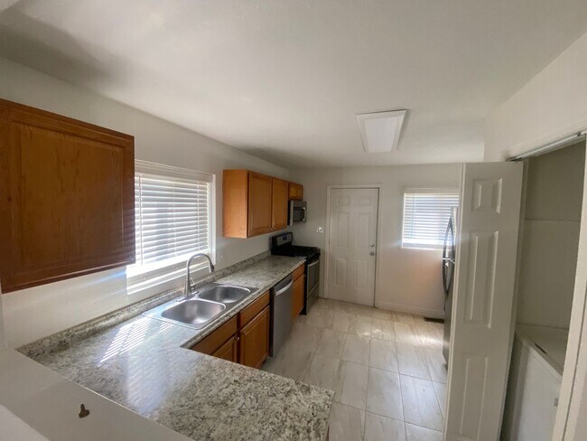 Building Photo - Spacious 2 Bedroom, 1 Bathroom Duplex with Private Backyard!