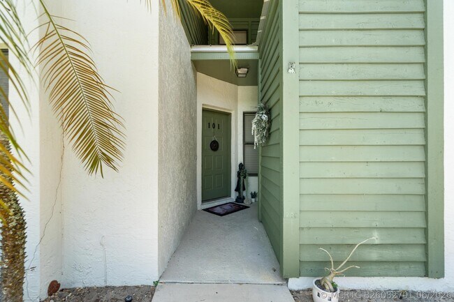 Building Photo - 5280 SE Seascape Way