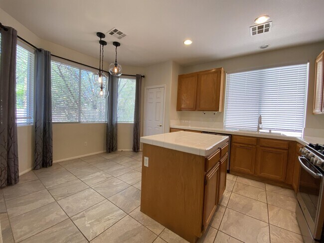 Building Photo - 305 Emerald Vista Way