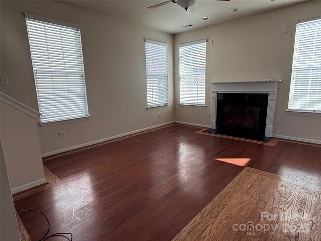 Foto del edificio - 7549 Bluff Point Ln