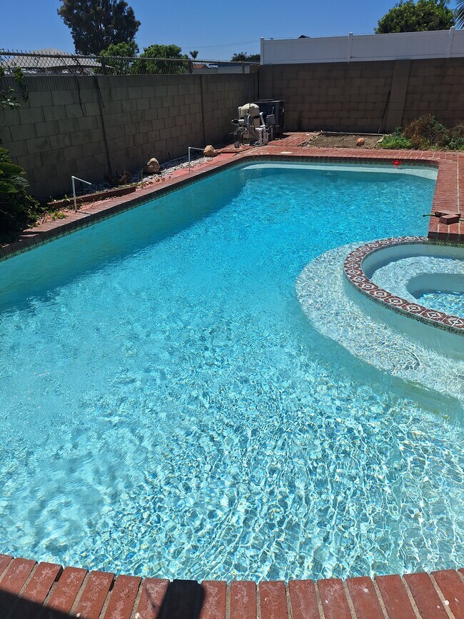 Foto del edificio - 9562 Shamrock Ave