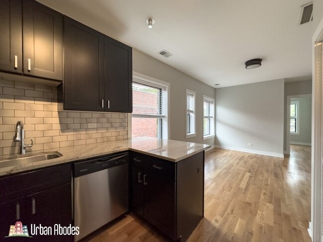 Building Photo - 2206 W Eastwood Ave