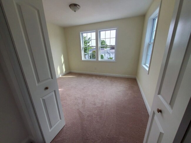 Foto del edificio - 60 Village Green S