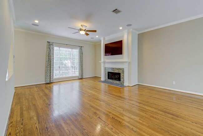 Foto del edificio - 3Bed/ 2.5 bath Beautiful Townhome Located ...