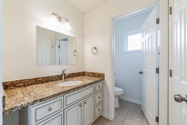 Building Photo - 1705 View Dr