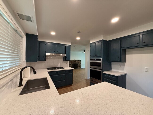 Building Photo - South Land Park Dream Home!