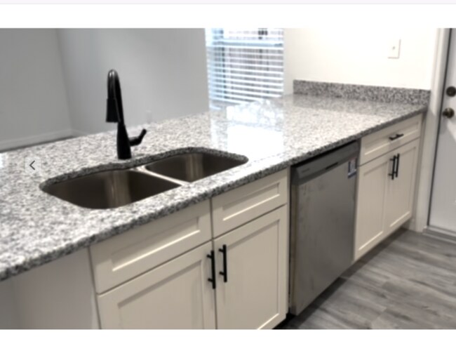 Foto del edificio - 741 Pineville Ln