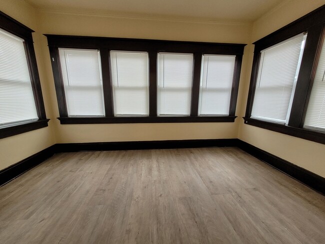 Foto del edificio - 300 S Maple Ave