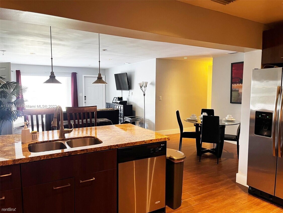 Foto principal - 3 br, 3 bath House - 1011 NW 48th St