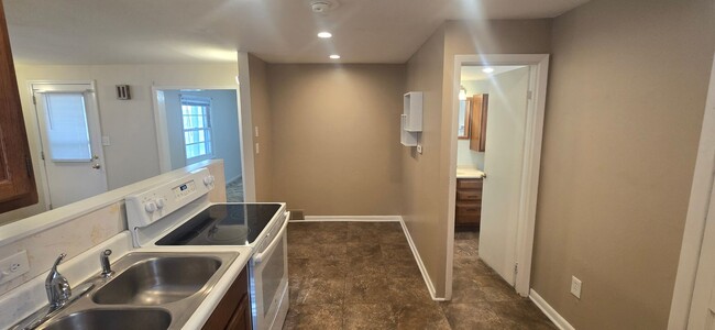 Foto del edificio - Clean and updated 2 bedroom w/ garage and ...