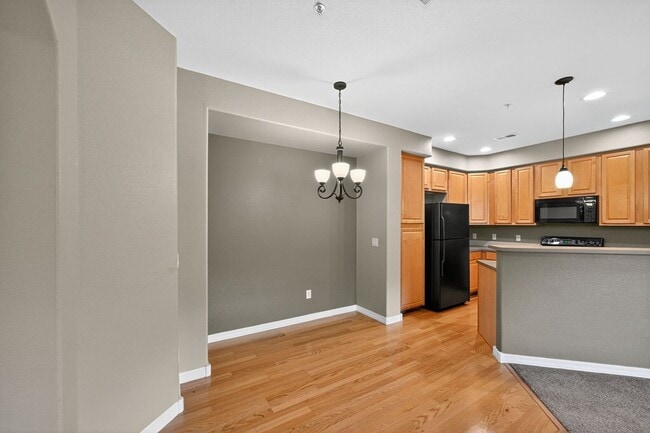 Building Photo - 5220 Boardwalk Dr