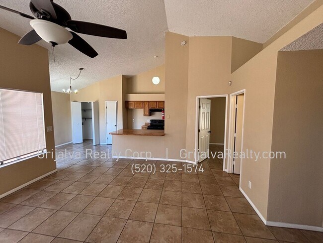 Foto del edificio - 3 Bedroom, 2 Bath Townhouse For Rent  (Los Reales/Cardinal)