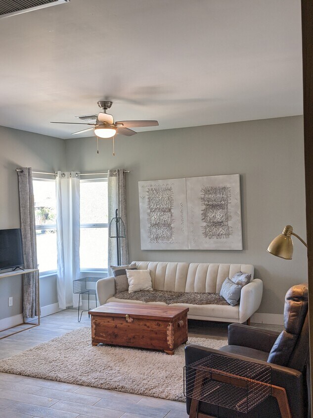 Livingroom - 948 N 10th Ave