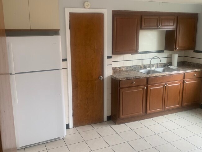 Cocina comedor amplia - 5551 Kirby Ave
