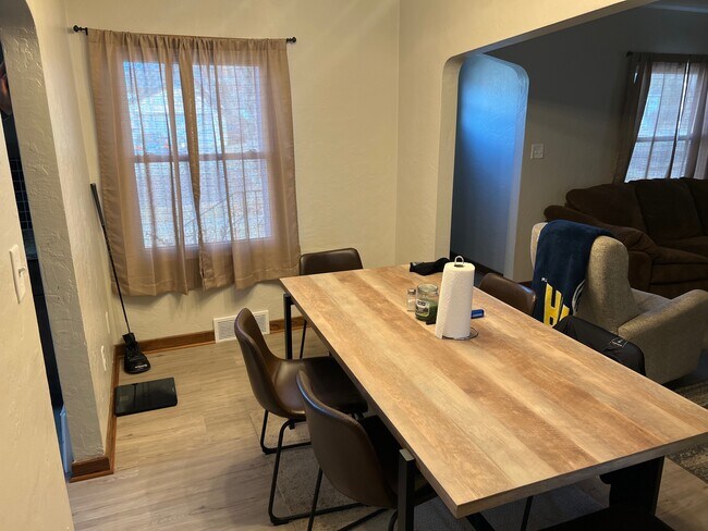 Foto del edificio - 2120 S Norton Ave