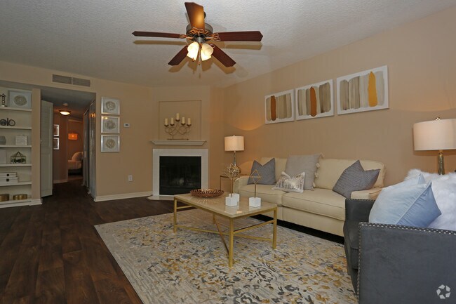 2HAB, 2BA - 1.113 ft² B2 - Sala de estar - Stonegate Apartments