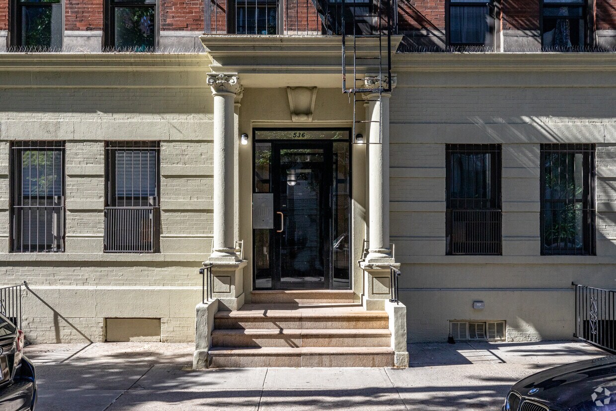 Entrada - 528-546 E 82nd St
