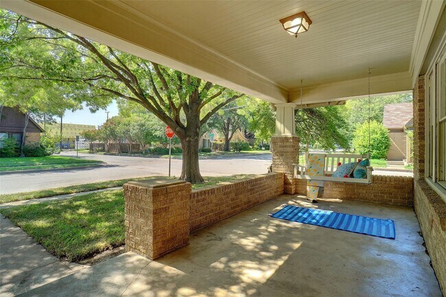 Building Photo - Renting for 2025-2026 Stunning 3 Bedroom 2...
