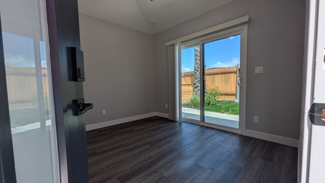 Foto del edificio - Fenced Private Yard in Newer Build Studio ...