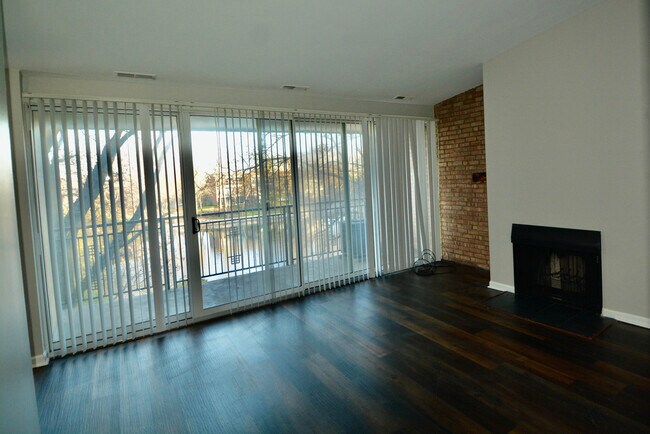 Foto del edificio - 6017 Forest View Rd