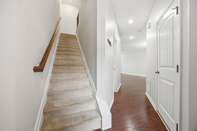 Building Photo - 7275 Heritage Oak Ct