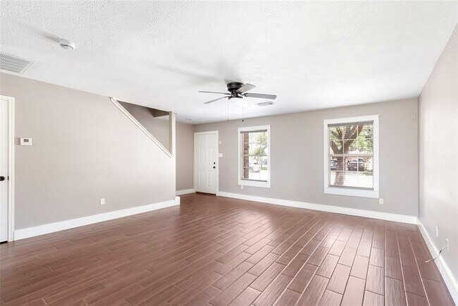 Building Photo - 2526 Halstead Dr