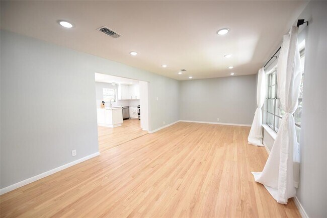 Building Photo - 3316 Latham Dr