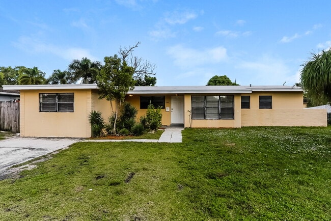 Building Photo - 570 SW 31st Ave